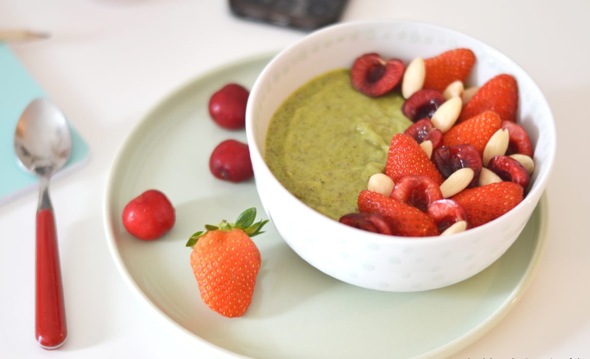 Green Chia Smoothie Bowl – kiwi, épinard, fruits rouges {Bataille Food #57}